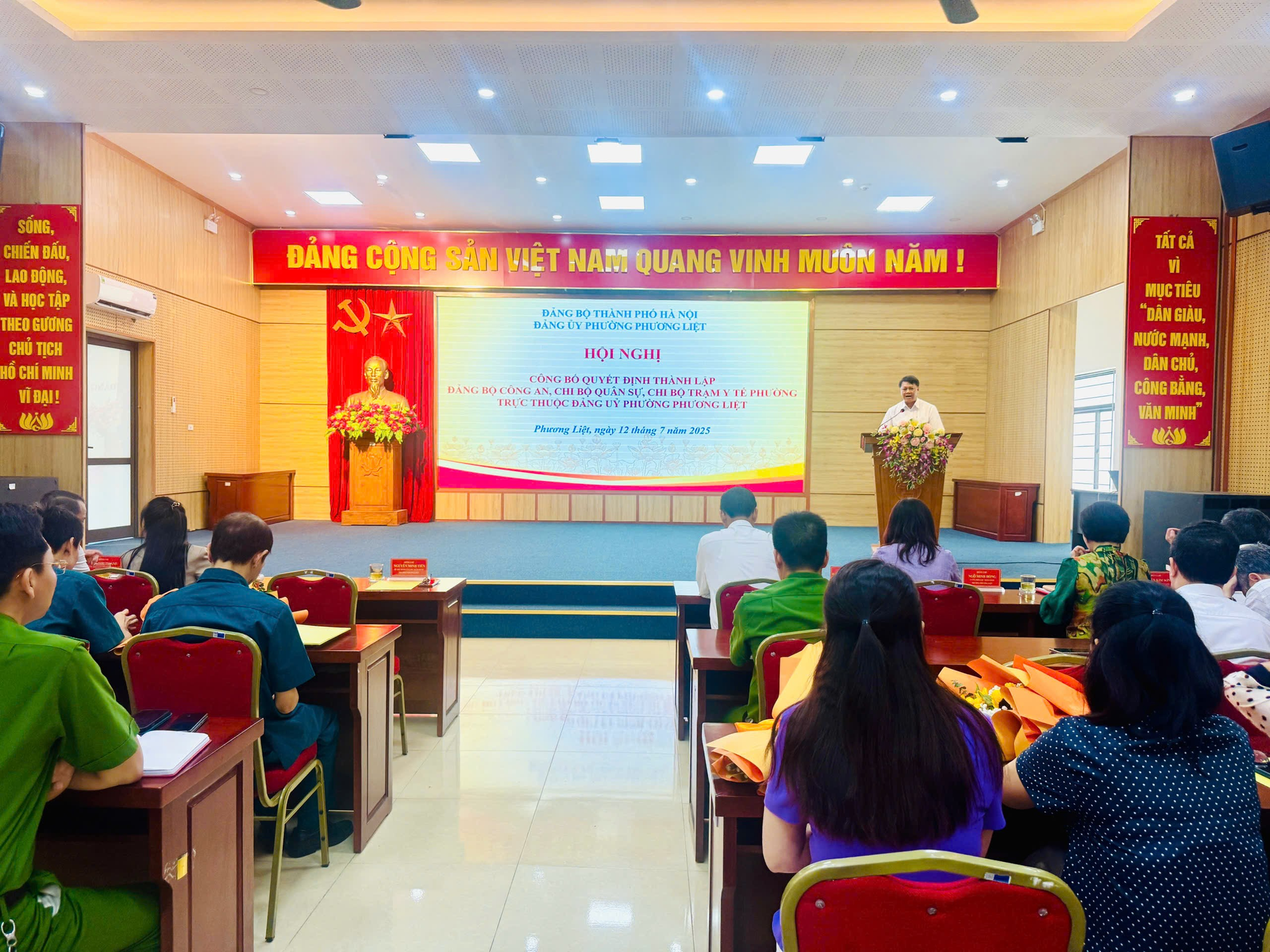 Hội nghị công bố, trao Quyết định thành lập Đảng bộ Công an, Chi bộ Quân sự và Chi bộ Trạm Y tế phường Phương Liệt- Ảnh 1.