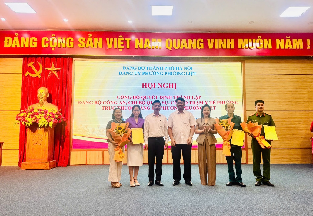 Hội nghị công bố, trao Quyết định thành lập Đảng bộ Công an, Chi bộ Quân sự và Chi bộ Trạm Y tế phường Phương Liệt- Ảnh 2.