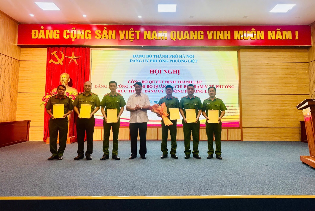 Hội nghị công bố, trao Quyết định thành lập Đảng bộ Công an, Chi bộ Quân sự và Chi bộ Trạm Y tế phường Phương Liệt- Ảnh 3.