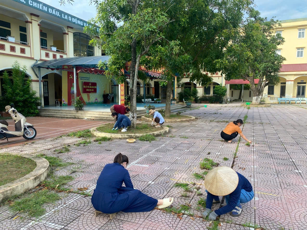Chi Đoàn thanh niên trường  tiểu học Tòng Bạt xã Bất Bạt ra quân lao động vệ sinh khuân viên trường học trong dịp hè.- Ảnh 1.