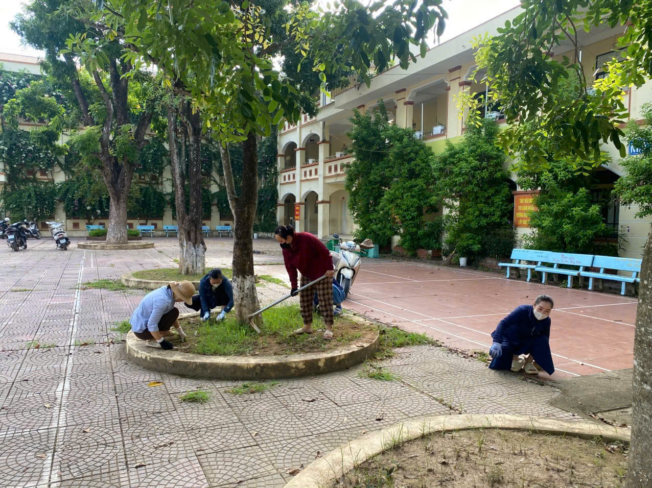 Chi Đoàn thanh niên trường  tiểu học Tòng Bạt xã Bất Bạt ra quân lao động vệ sinh khuân viên trường học trong dịp hè.- Ảnh 2.
