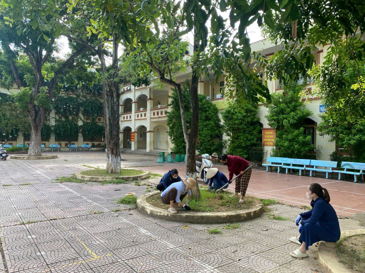 Chi Đoàn thanh niên trường  tiểu học Tòng Bạt xã Bất Bạt ra quân lao động vệ sinh khuân viên trường học trong dịp hè.- Ảnh 4.