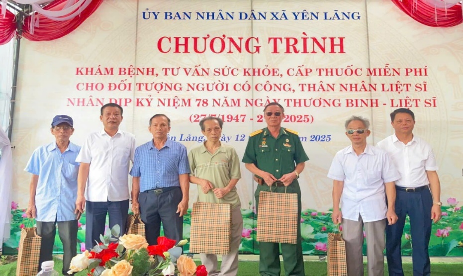 XÃ YÊN LÃNG TỔ CHỨC KHÁM BỆNH, TƯ VẤN SỨC KHỎE, CẤP THUỐC MIỄN PHÍ CHO CÁC ĐỐI TƯỢNG CHÍNH SÁCH NHÂN DỊP KỶ NIỆM 78 NĂM NGÀY THƯƠNG BINH - LIỆT SĨ (27/7/1947 – 27/7/2025).- Ảnh 1.