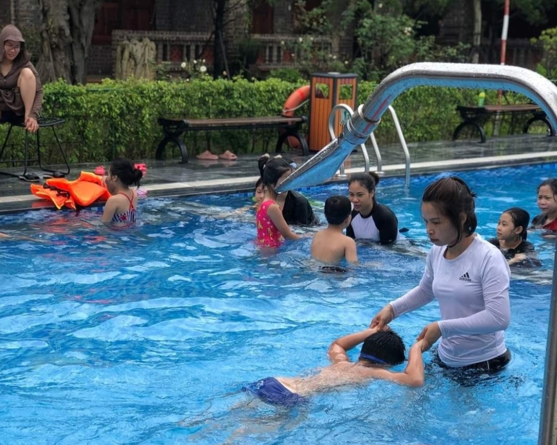 Cô giáo "phổ cập bơi" cho hàng nghìn trẻ em thôn quê- Ảnh 1.