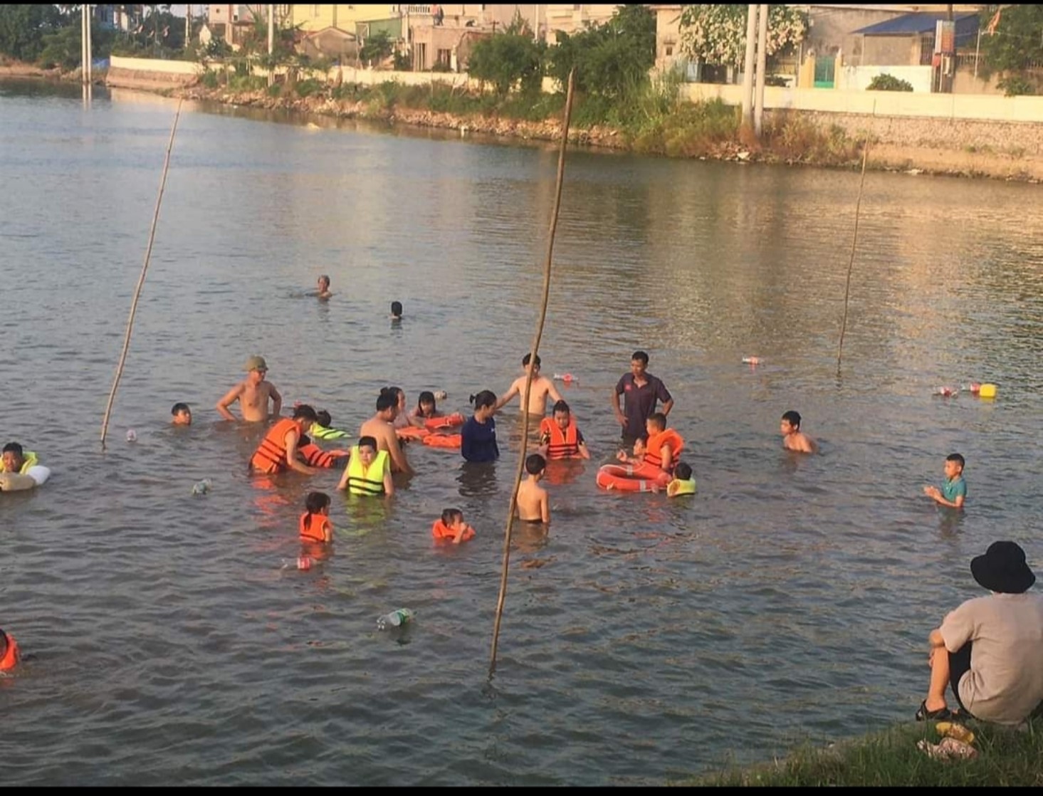Cô giáo "phổ cập bơi" cho hàng nghìn trẻ em thôn quê- Ảnh 2.