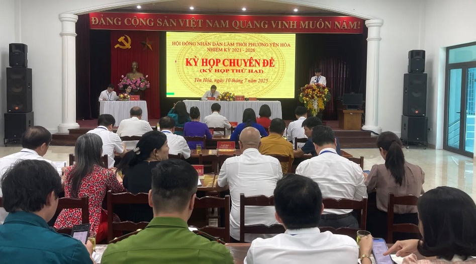 Có thể là hình ảnh về 10 người, đàn violin, đền thờ, cái bục và văn bản