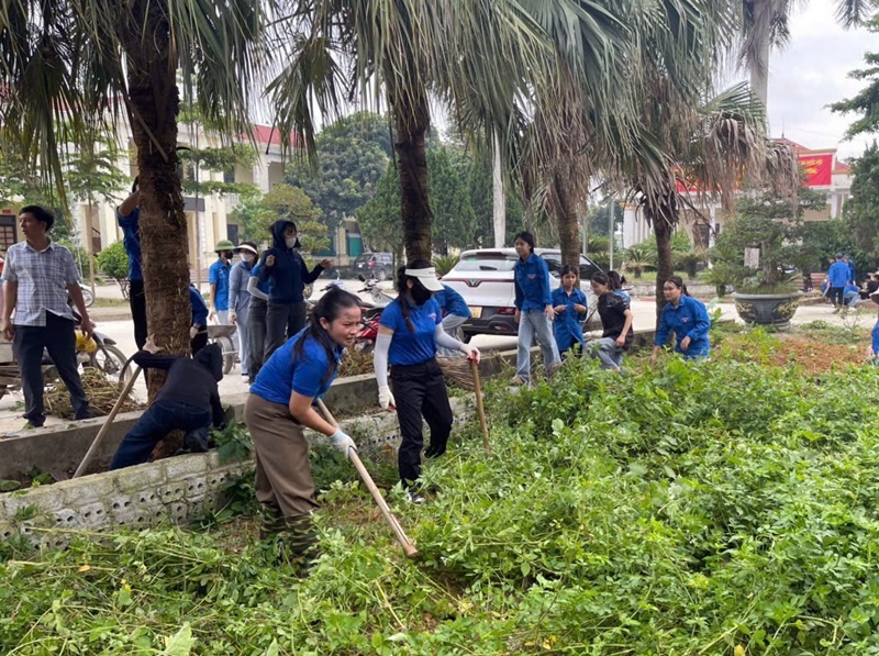 Đoàn thanh niên xã Trần Phú: tổng vệ sinh môi trường tại khuôn viên trụ sở Đảng uỷ, UBMTTQ Việt Nam xã- Ảnh 1.
