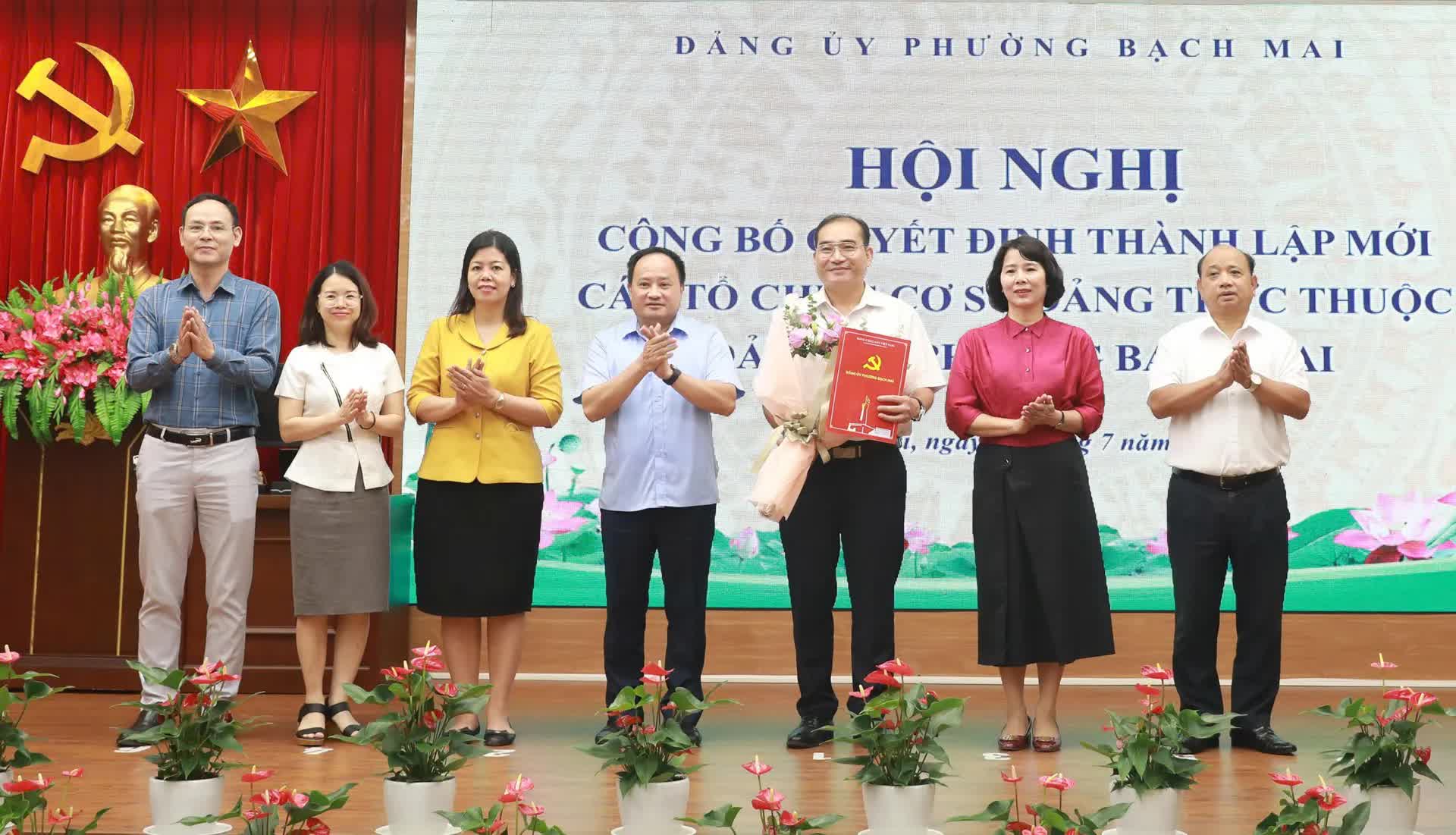 Hội nghị công bố quyết định thành lập, chỉ định nhân sự 6 tổ chức cơ sở đảng trực thuộc Đảng ủy Phường Bạch Mai- Ảnh 3.