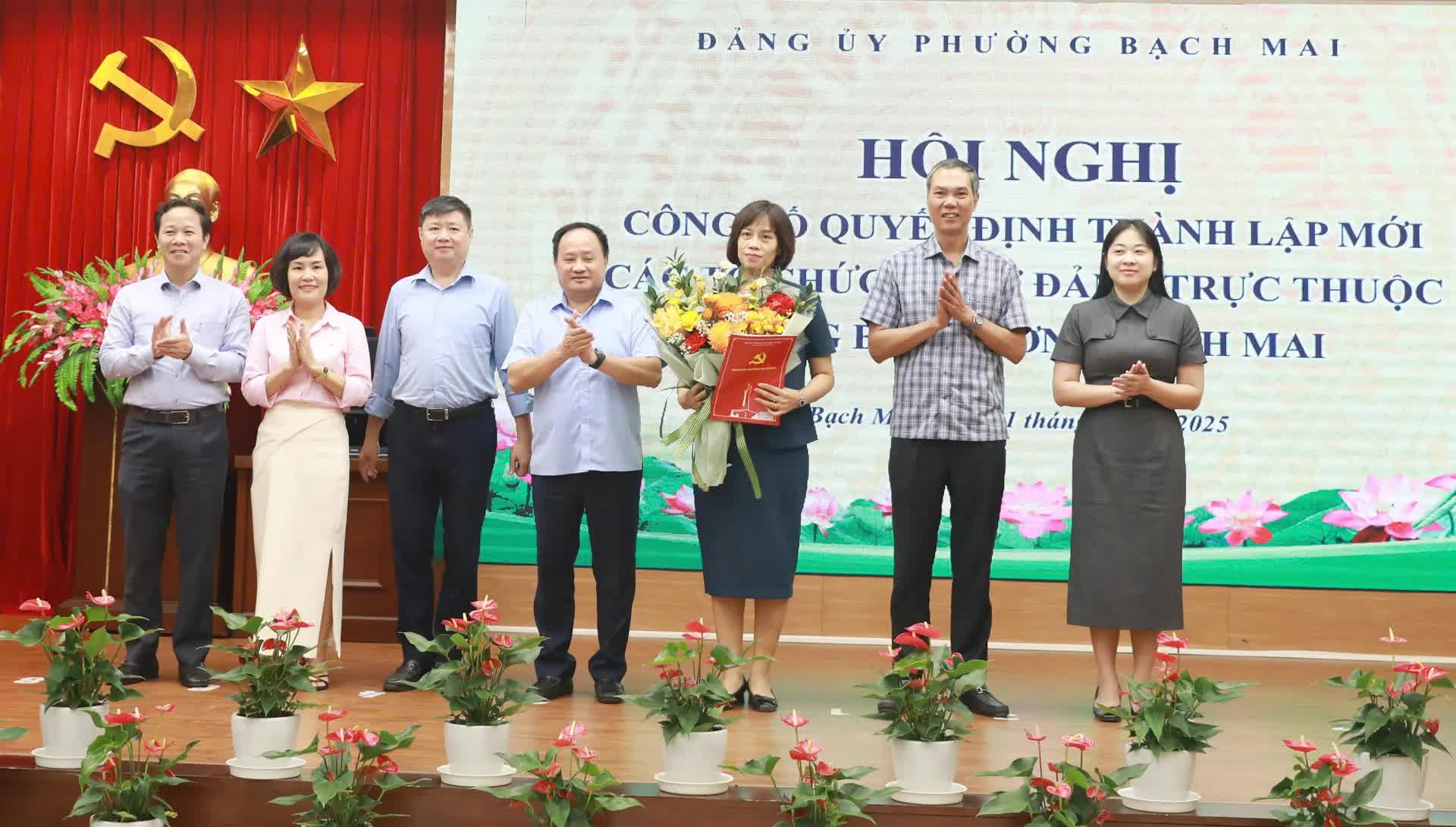 Hội nghị công bố quyết định thành lập, chỉ định nhân sự 6 tổ chức cơ sở đảng trực thuộc Đảng ủy Phường Bạch Mai- Ảnh 4.