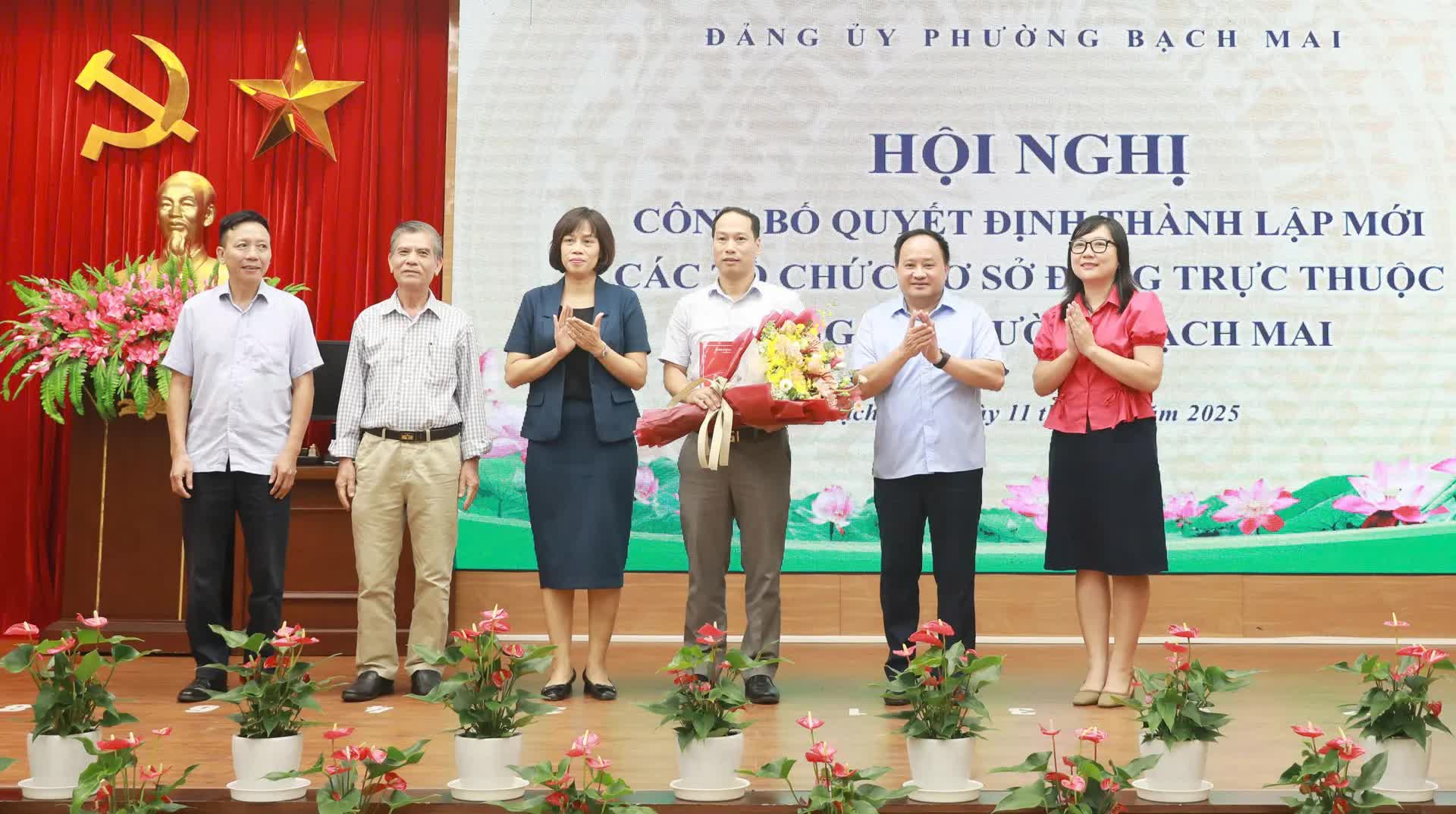 Hội nghị công bố quyết định thành lập, chỉ định nhân sự 6 tổ chức cơ sở đảng trực thuộc Đảng ủy Phường Bạch Mai- Ảnh 6.