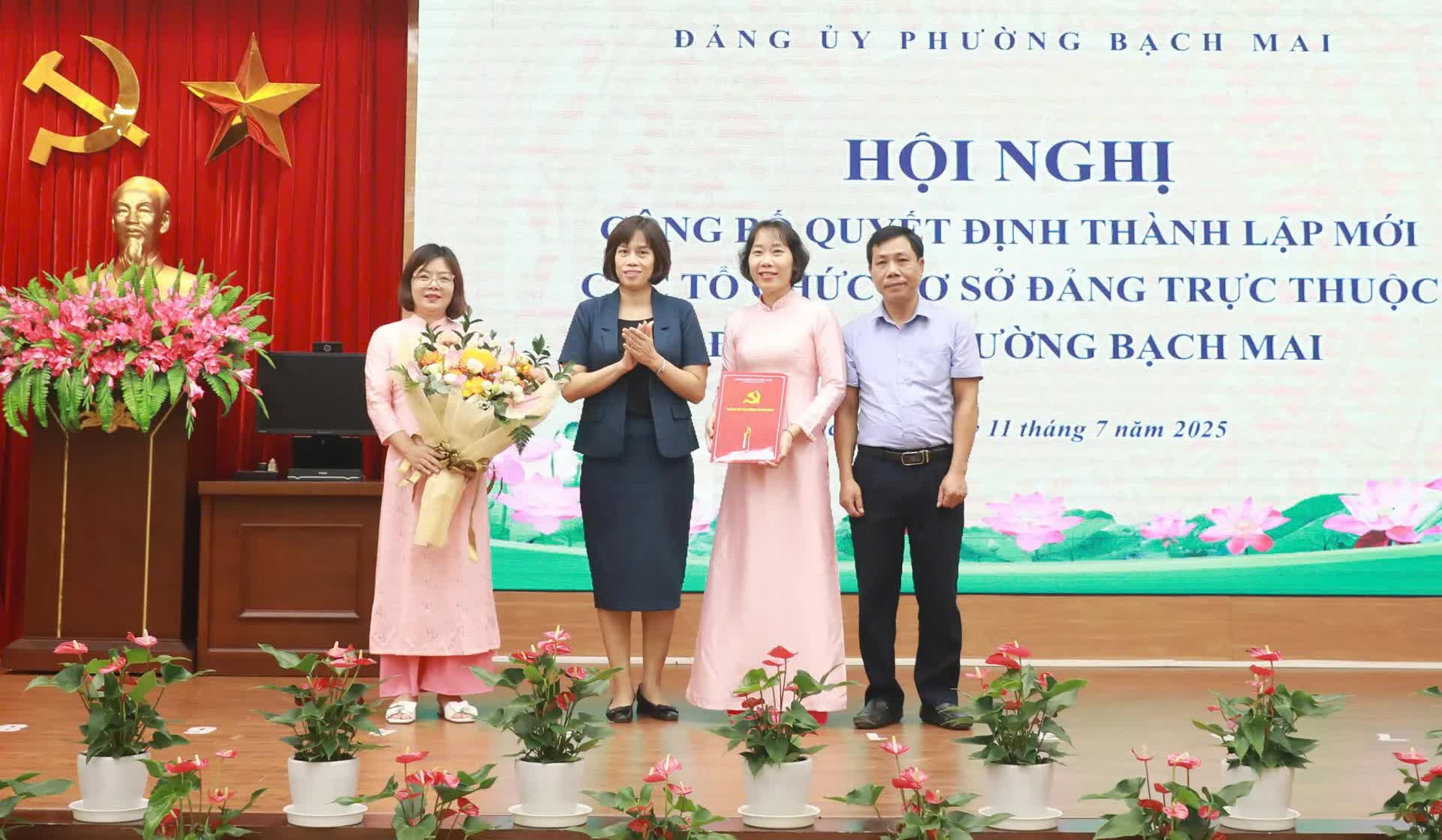Hội nghị công bố quyết định thành lập, chỉ định nhân sự 6 tổ chức cơ sở đảng trực thuộc Đảng ủy Phường Bạch Mai- Ảnh 8.