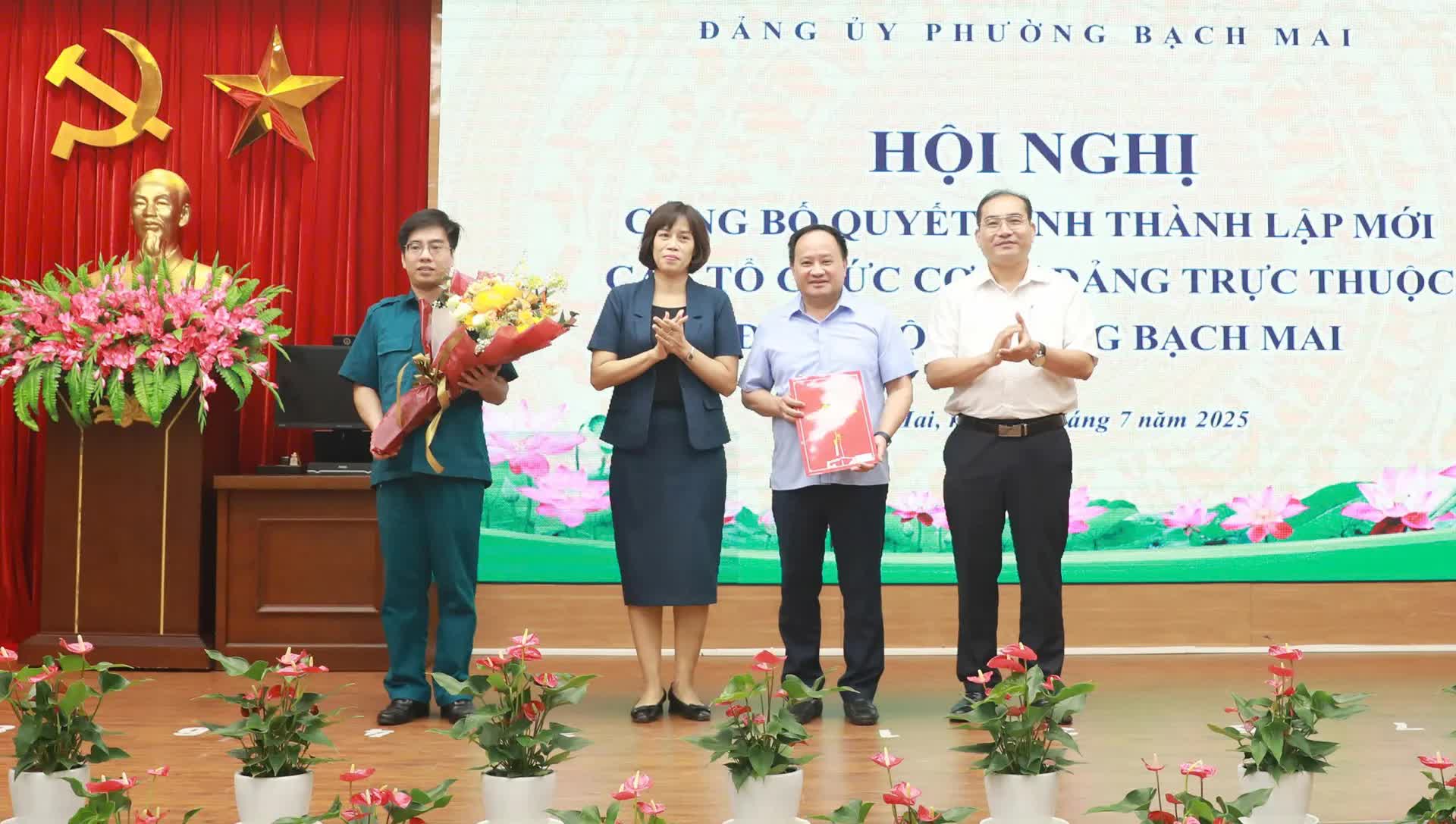 Hội nghị công bố quyết định thành lập, chỉ định nhân sự 6 tổ chức cơ sở đảng trực thuộc Đảng ủy Phường Bạch Mai- Ảnh 7.