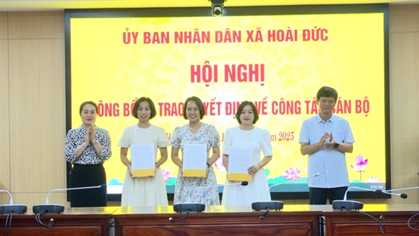 UBND xã Hoài Đức tổ chức hội nghị công bố va trao quyết định về công tác cán bộ- Ảnh 4.