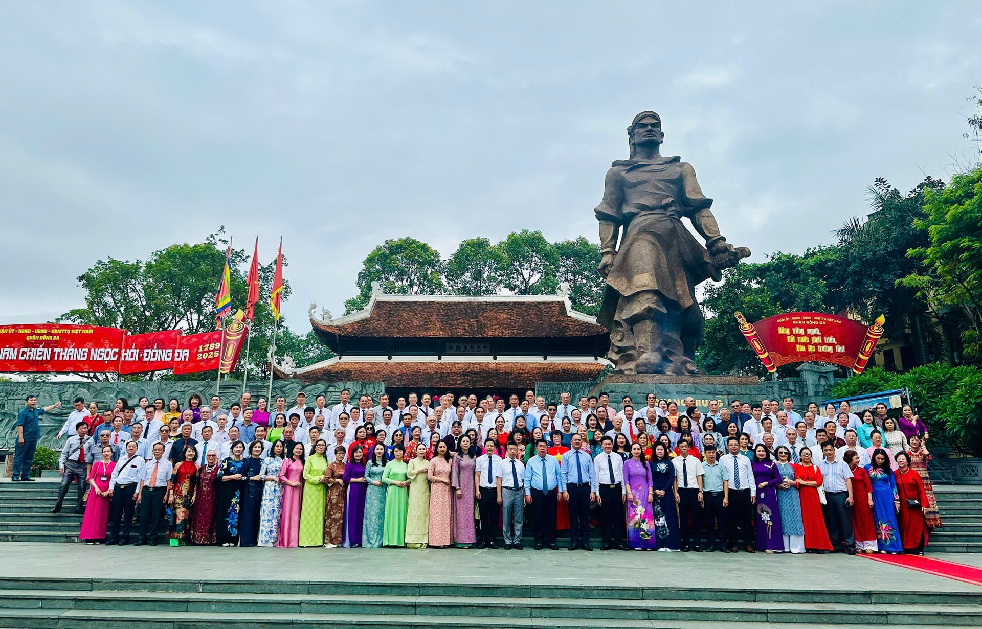 Cán bộ, đảng viên phường Đống Đa dâng hương tại Tượng đài Quang Trung - Nguyễn Huệ- Ảnh 2.