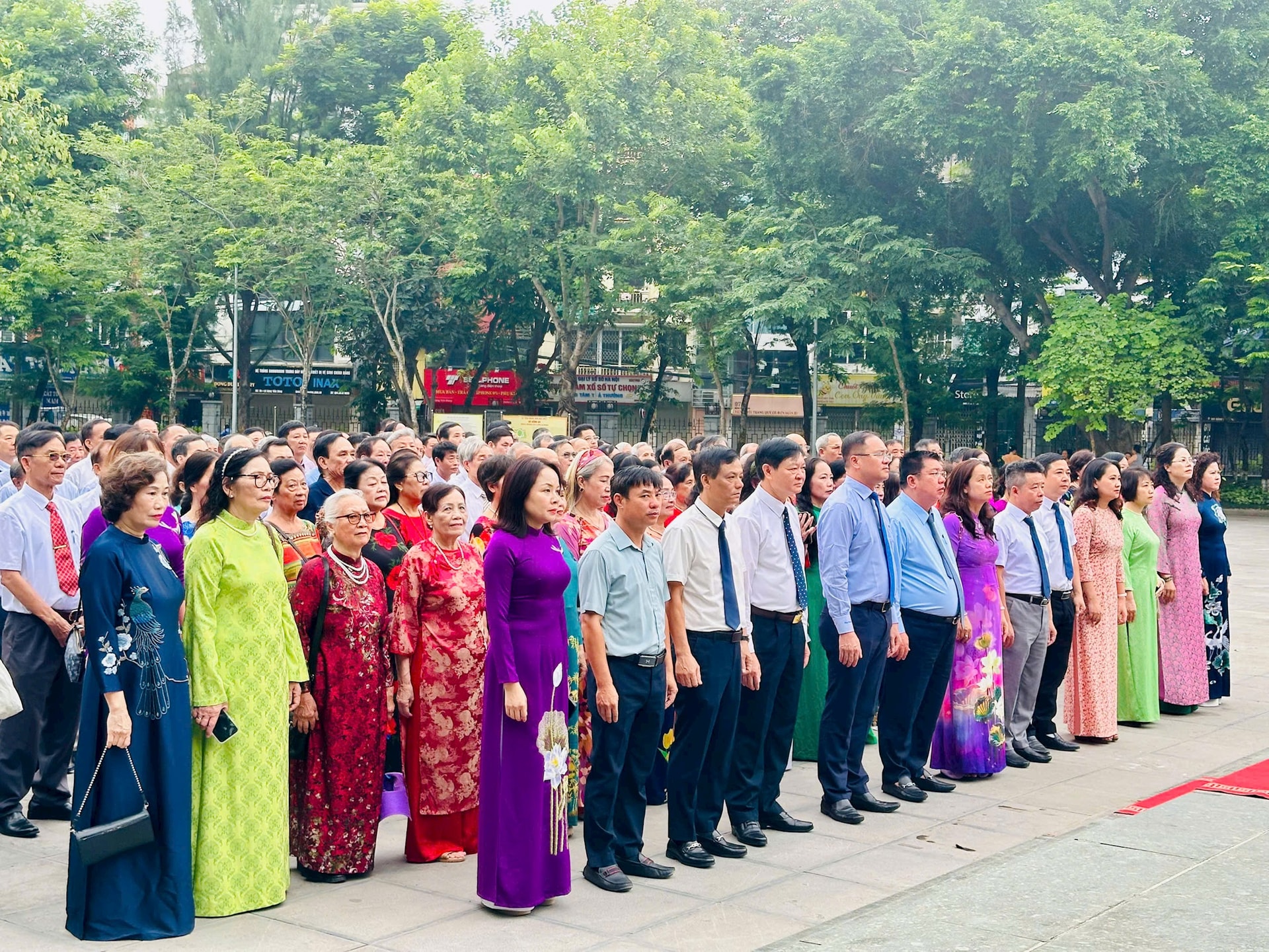 Cán bộ, đảng viên phường Đống Đa dâng hương tại Tượng đài Quang Trung - Nguyễn Huệ- Ảnh 1.