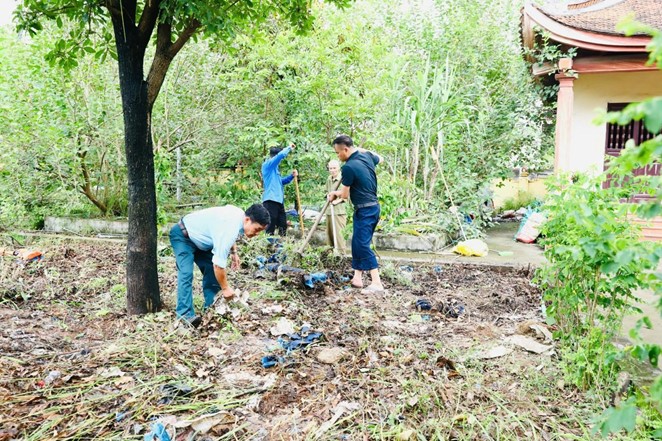 MTTQ xã Sơn Đồng và các tổ chức thành viên tổng vệ sinh, dọn dẹp, làm đẹp nghĩa trang liệt sĩ
- Ảnh 3.
