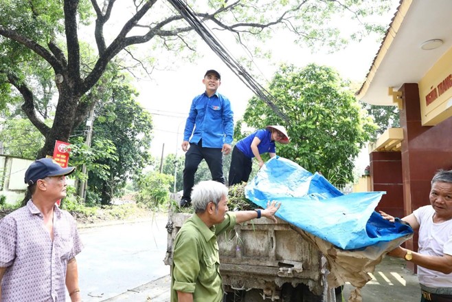MTTQ xã Sơn Đồng và các tổ chức thành viên tổng vệ sinh, dọn dẹp, làm đẹp nghĩa trang liệt sĩ
- Ảnh 7.