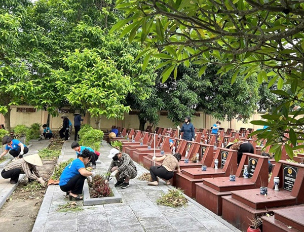 UB MTTQ xã Hoài Đức và các tổ chức chính trị-xã hội ra quân vệ sinh Đài tưởng niệm, nghĩa trang liệt sĩ- Ảnh 2.