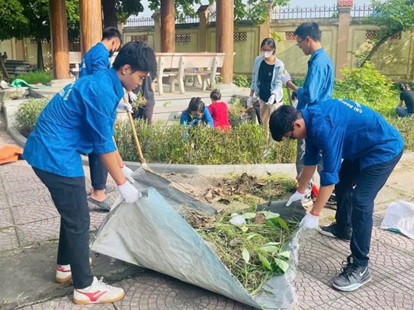UB MTTQ xã Hoài Đức và các tổ chức chính trị-xã hội ra quân vệ sinh Đài tưởng niệm, nghĩa trang liệt sĩ- Ảnh 3.
