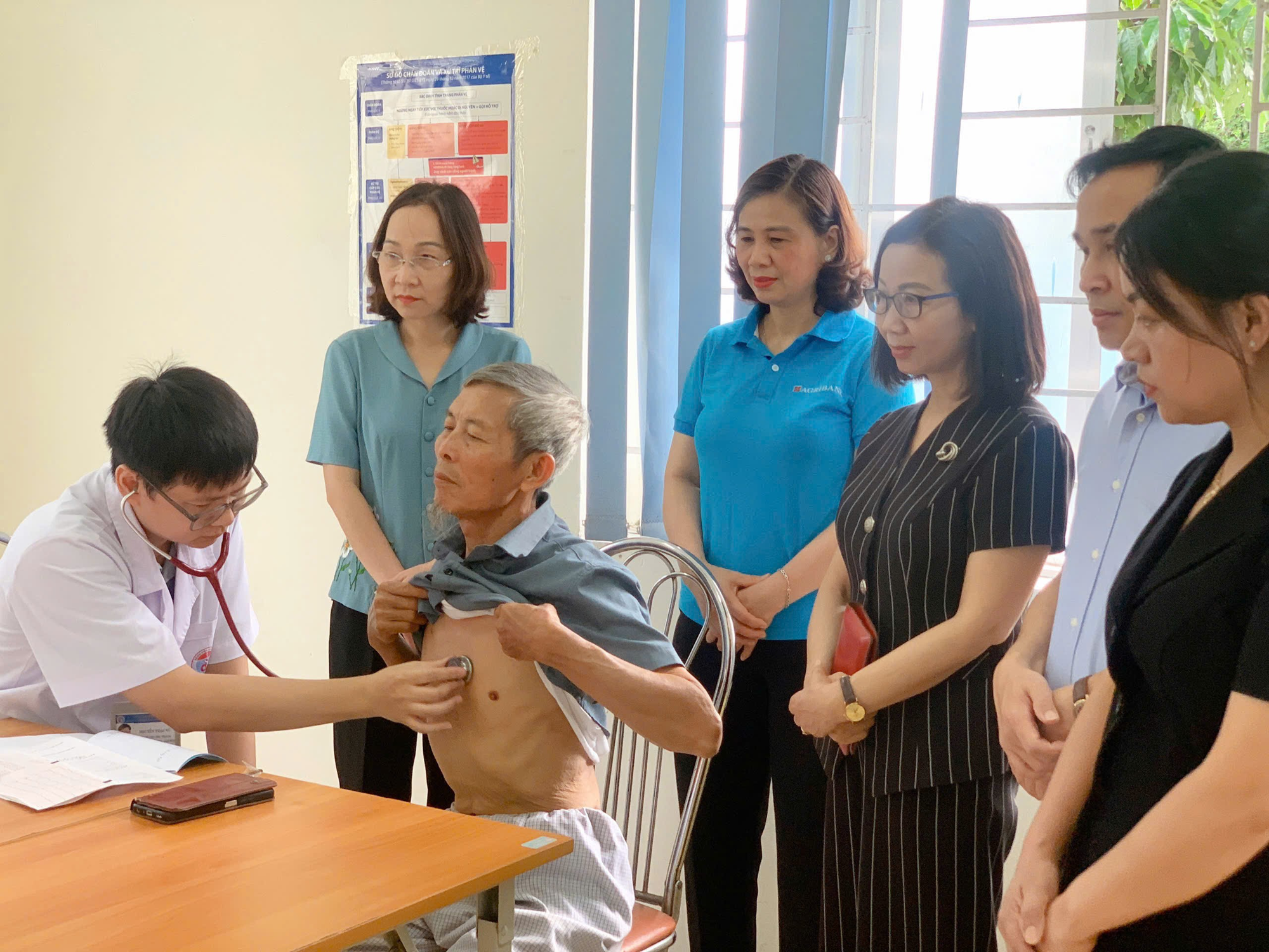 Xã Đan Phượng khám, tư vấn sức khỏe và tặng quà cho người có công với cách mạng.- Ảnh 1.