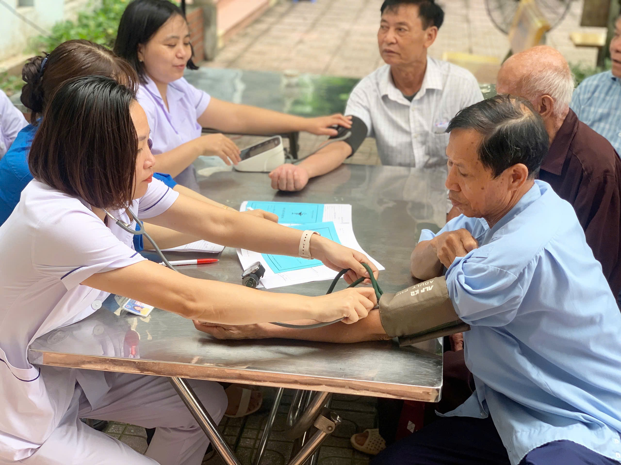 Xã Đan Phượng khám, tư vấn sức khỏe và tặng quà cho người có công với cách mạng.- Ảnh 2.