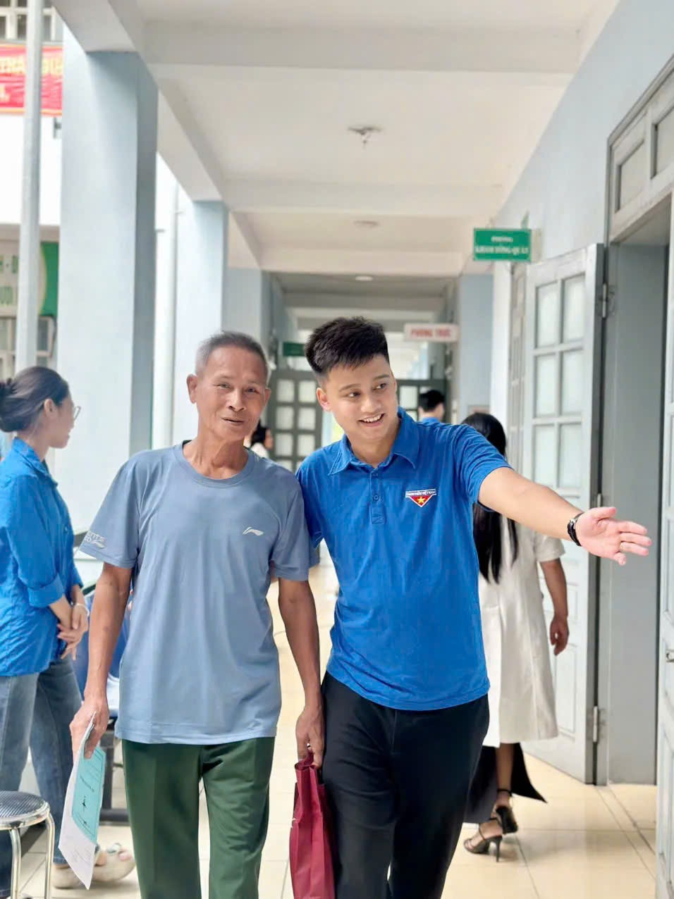 Xã Đan Phượng khám, tư vấn sức khỏe và tặng quà cho người có công với cách mạng.- Ảnh 3.