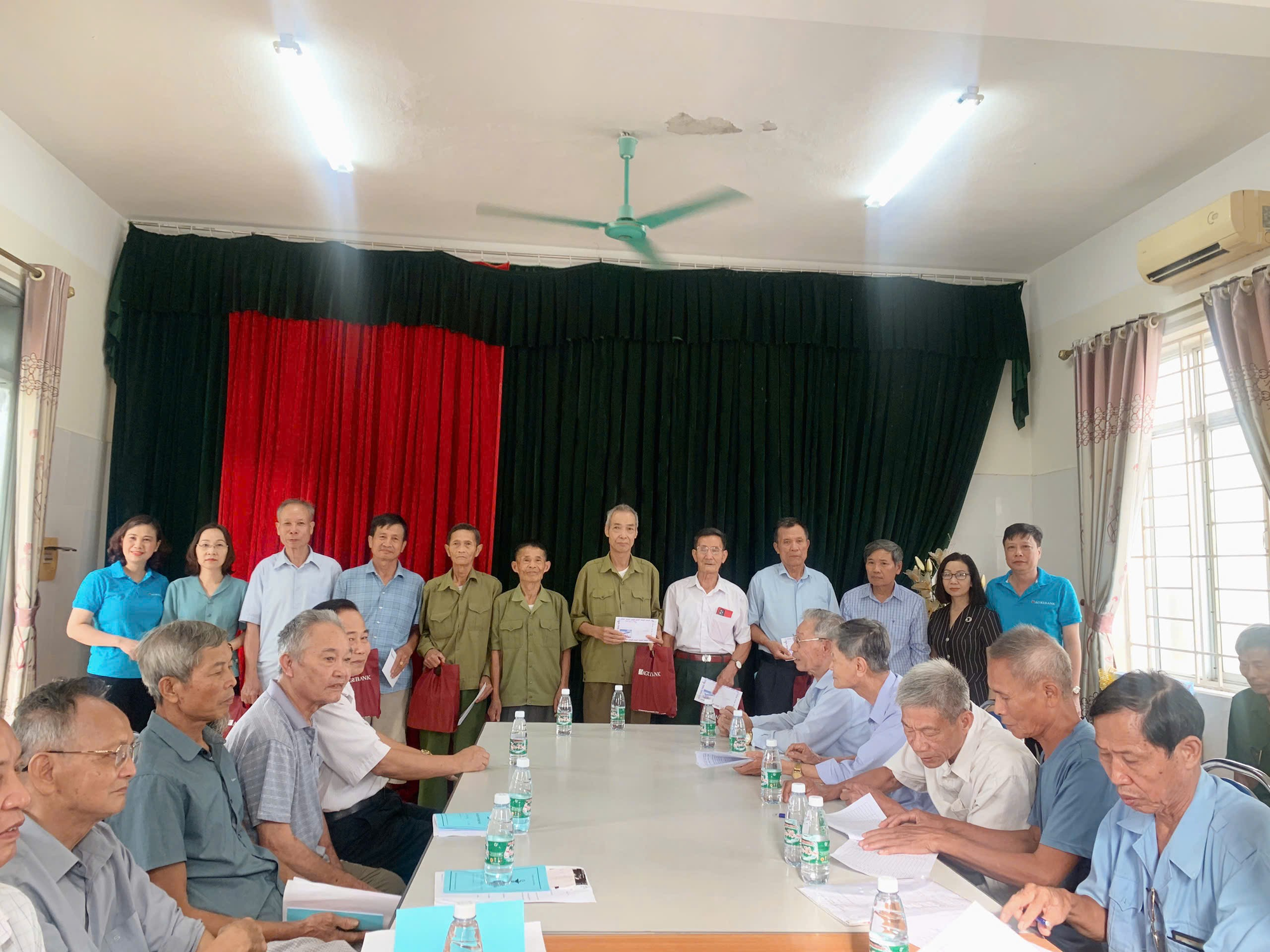 Xã Đan Phượng khám, tư vấn sức khỏe và tặng quà cho người có công với cách mạng.- Ảnh 4.