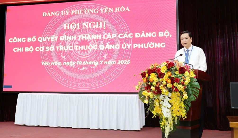 Đảng ủy phường Yên Hòa công bố và trao Quyết định thành lập các Đảng bộ, Chi bộ cơ sở trực thuộc Đảng ủy phường.- Ảnh 1.