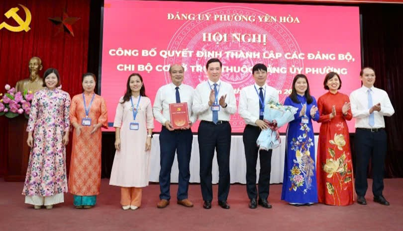 Đảng ủy phường Yên Hòa công bố và trao Quyết định thành lập các Đảng bộ, Chi bộ cơ sở trực thuộc Đảng ủy phường.- Ảnh 2.