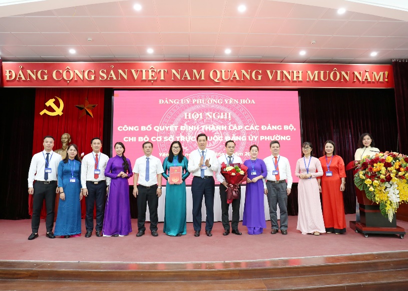Có thể là hình ảnh về 13 người, cái bục và văn bản cho biết 'ĐẢNG CÔNG SẢN VIÊT NAM QUANG VINH MUÔN NĂM! ĐẢNGLY PHO YE XENHOA HOA शरम HOINGH! HỘI NGHI CÔNG Bό QUYE CHI Βό coso co CAC ĐẢNG BỘ, 1이 PHƯỜNG'