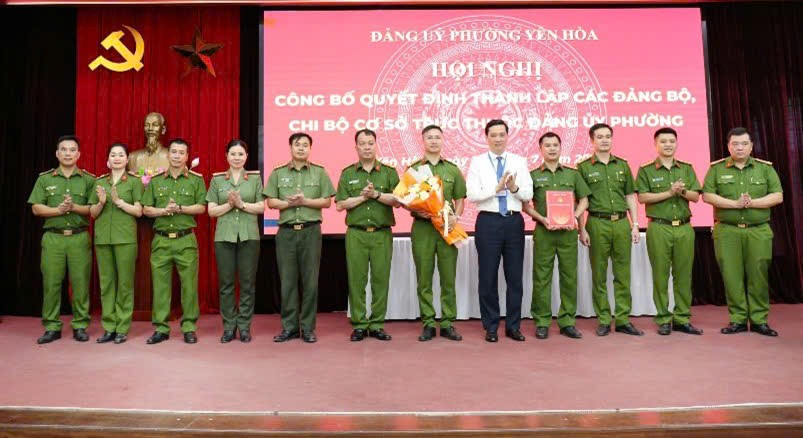 Đảng ủy phường Yên Hòa công bố và trao Quyết định thành lập các Đảng bộ, Chi bộ cơ sở trực thuộc Đảng ủy phường.- Ảnh 4.