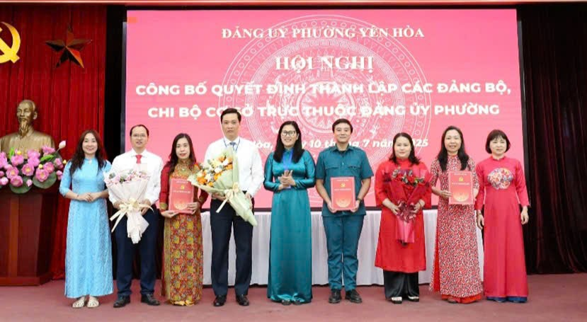 Đảng ủy phường Yên Hòa công bố và trao Quyết định thành lập các Đảng bộ, Chi bộ cơ sở trực thuộc Đảng ủy phường.- Ảnh 5.