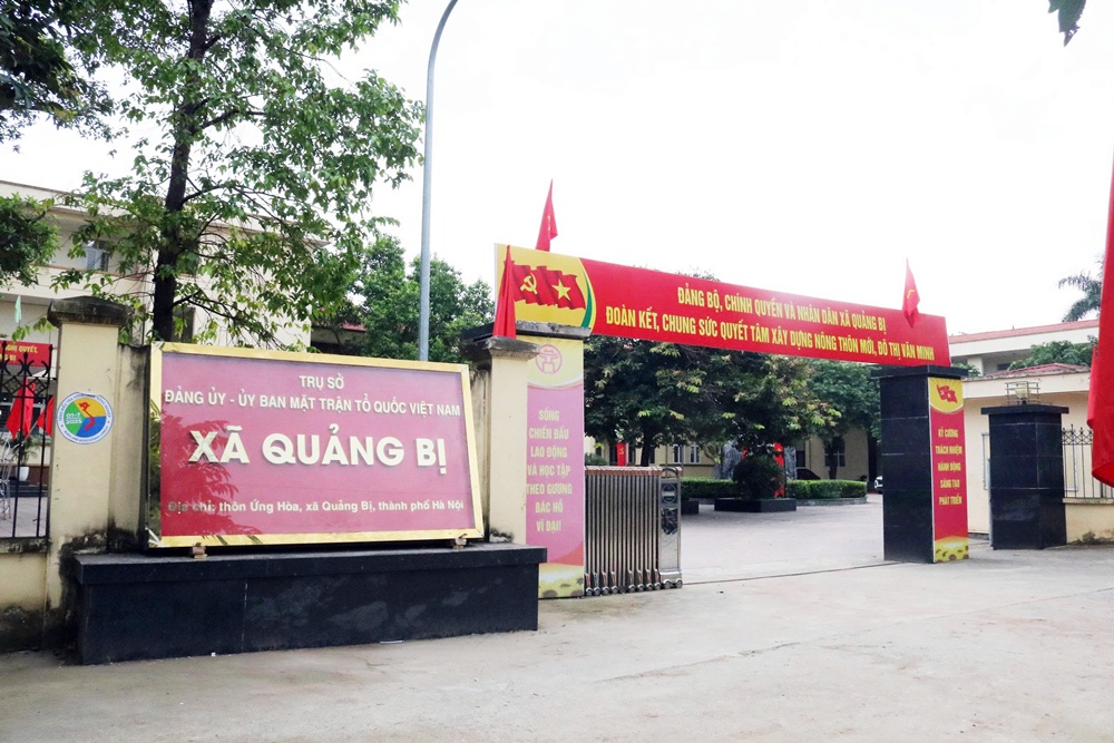 A sign on a gate  AI-generated content may be incorrect.