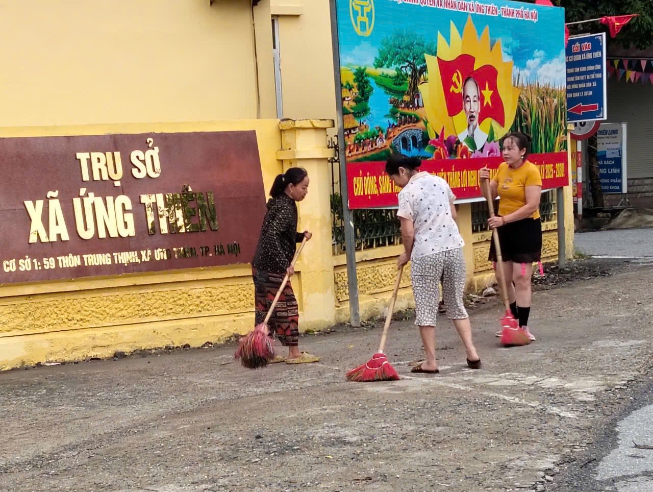 Phụ nữ xã Ứng Thiên Tích cực tổng vệ sinh môi trường, đảm bảo "sạch nhà, sạch ngõ, sạch bếp"- Ảnh 1.