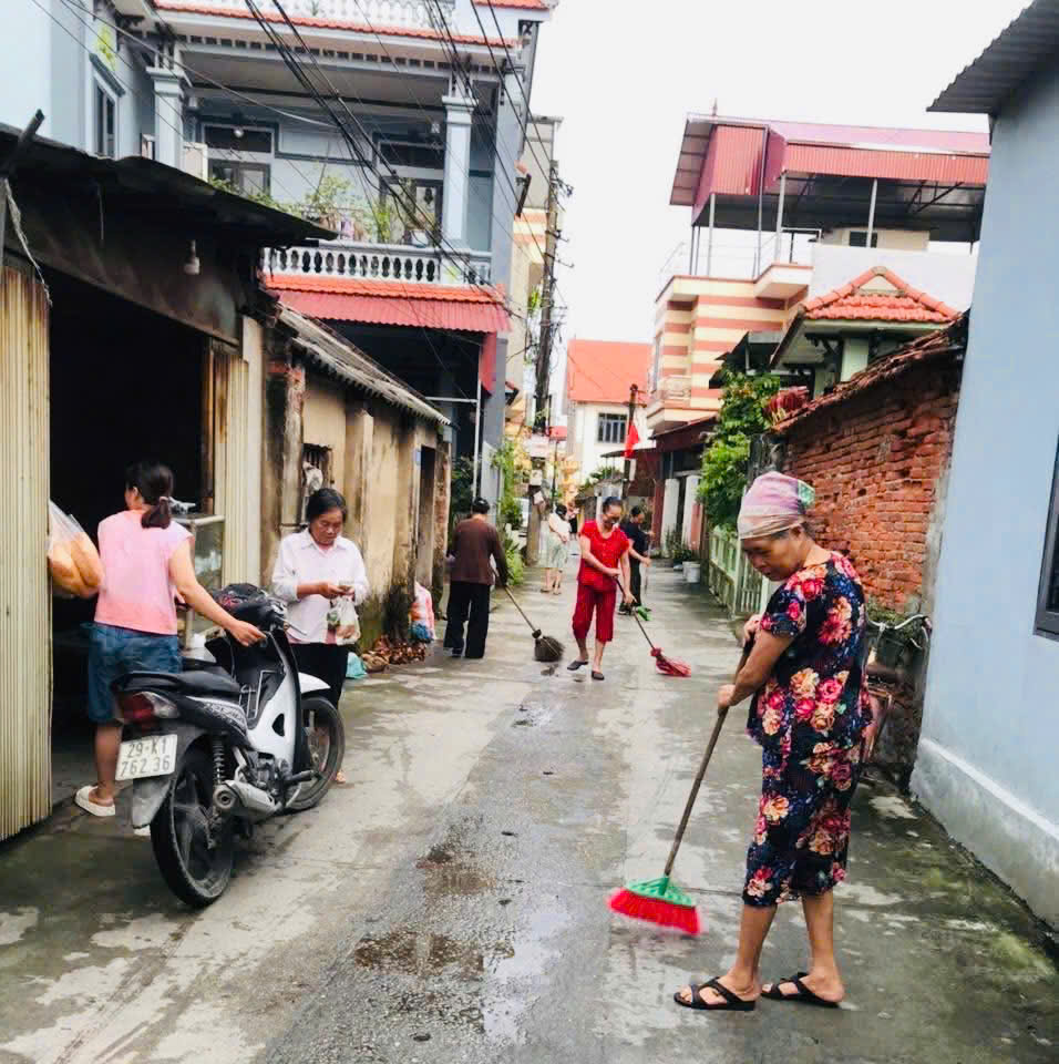 Phụ nữ xã Ứng Thiên Tích cực tổng vệ sinh môi trường, đảm bảo "sạch nhà, sạch ngõ, sạch bếp"- Ảnh 2.