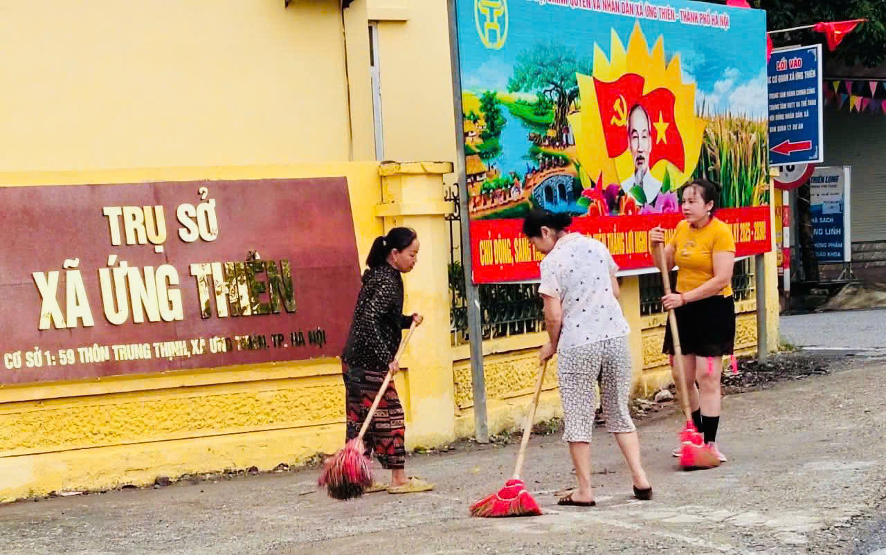 Phụ nữ xã Ứng Thiên Tích cực tổng vệ sinh môi trường, đảm bảo "sạch nhà, sạch ngõ, sạch bếp"- Ảnh 3.