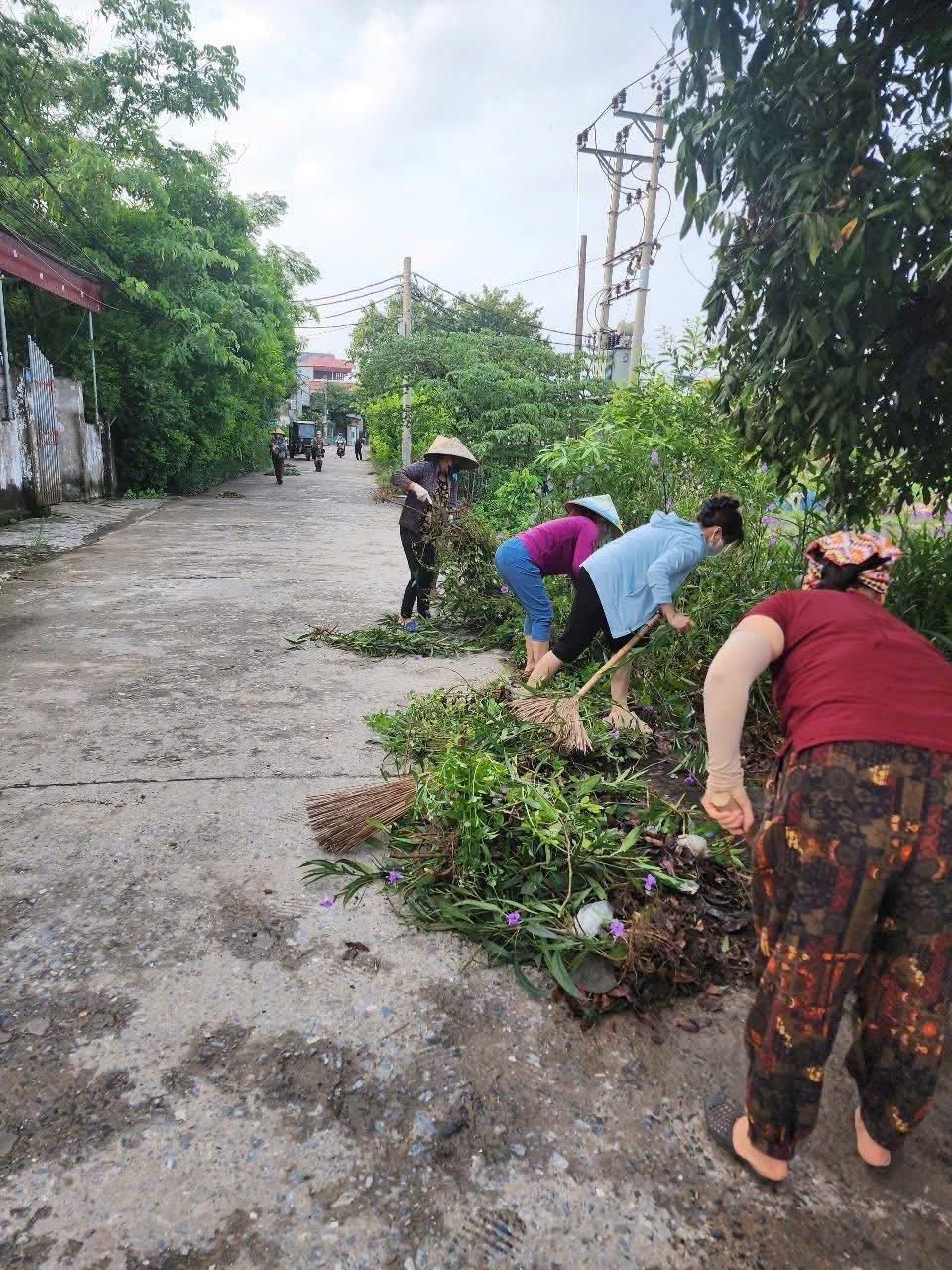 Phụ nữ xã Ứng Thiên Tích cực tổng vệ sinh môi trường, đảm bảo "sạch nhà, sạch ngõ, sạch bếp"- Ảnh 4.