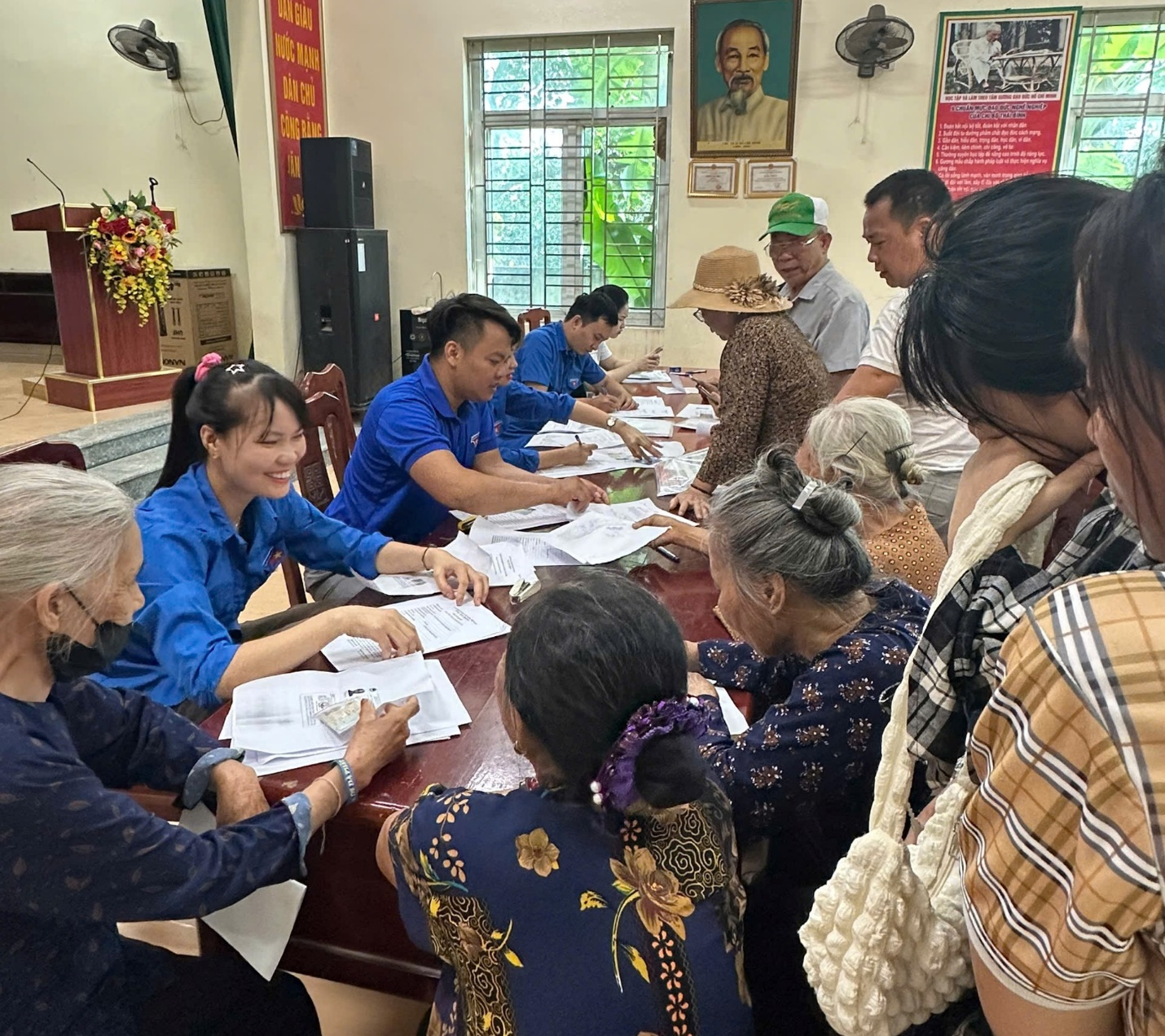 Hoà Xá: ra quân hỗ trợ tiếp nhận hồ sơ trợ cấp hưu trí xã hội cho người cao tuổi không có lương hưu- Ảnh 1.