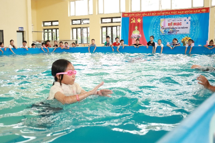Bế giảng lớp bơi hè miễn phí năm 2025 cho 200 em học sinh có hoàn cảnh khó khăn trên địa bàn xã- Ảnh 1.