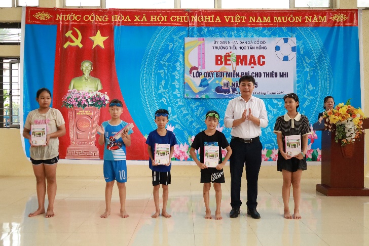 Bế giảng lớp bơi hè miễn phí năm 2025 cho 200 em học sinh có hoàn cảnh khó khăn trên địa bàn xã- Ảnh 3.