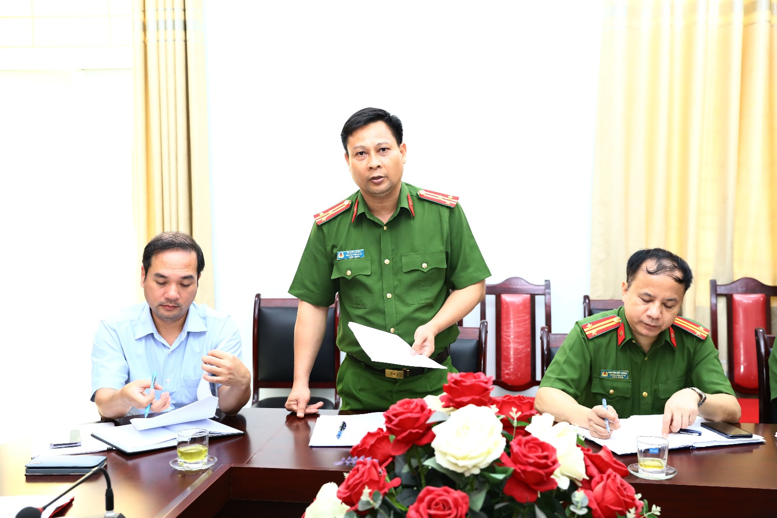 Đồng chí Bí thư Đảng ủy xã giao ban công tác an ninh quốc phòng sau khi vận hành mô hình chính quyền địa phương 2 cấp- Ảnh 1.