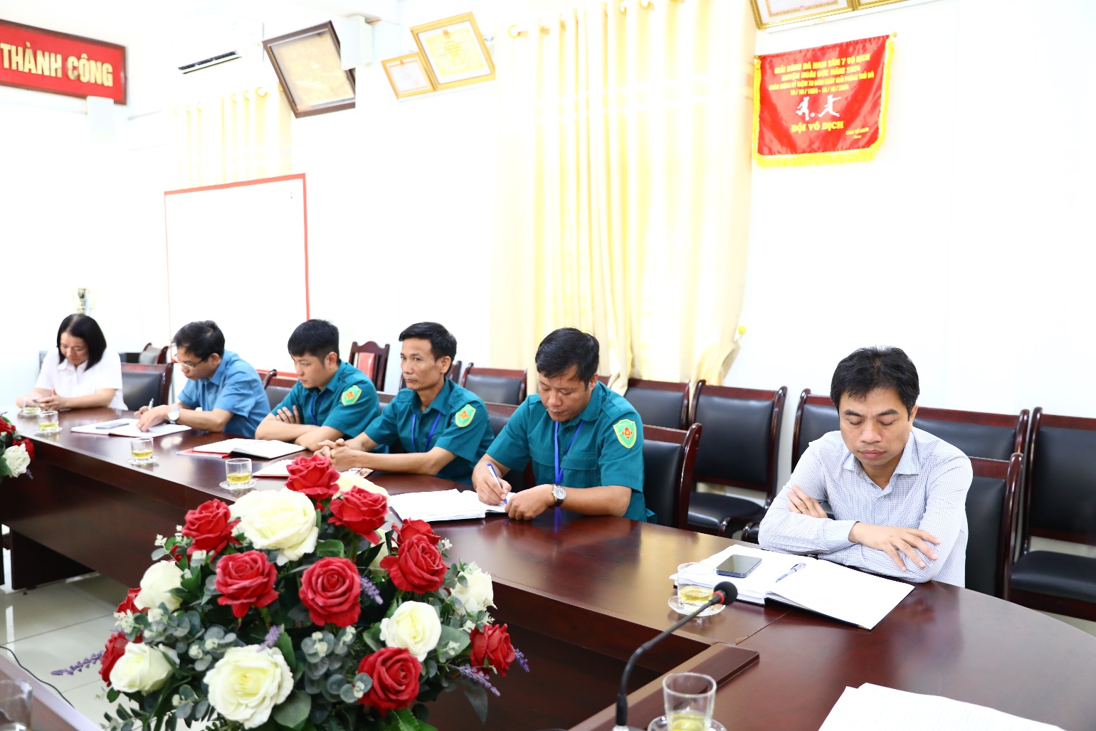 Đồng chí Bí thư Đảng ủy xã giao ban công tác an ninh quốc phòng sau khi vận hành mô hình chính quyền địa phương 2 cấp- Ảnh 2.