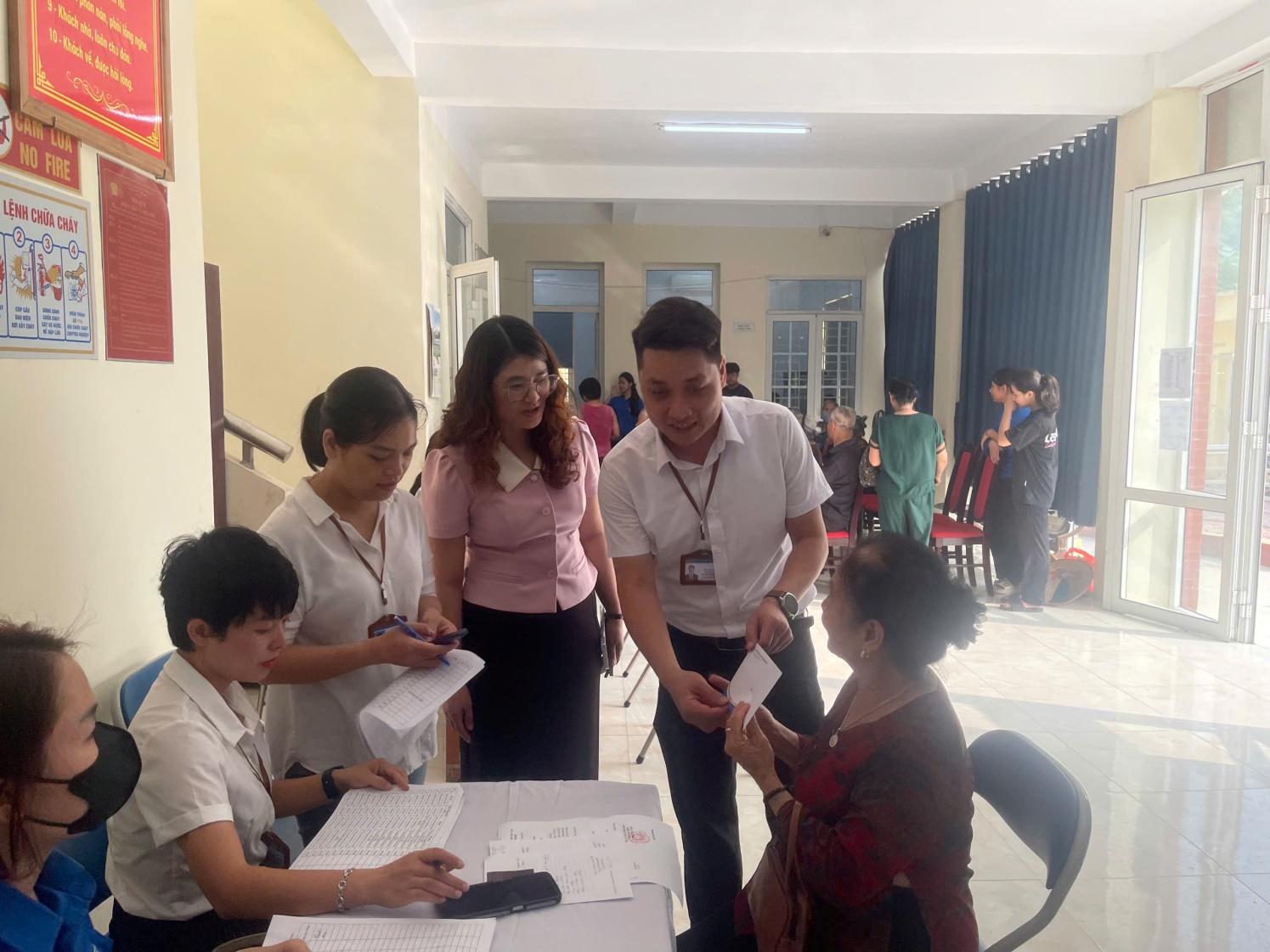 An Khánh tổ chức chương trình khám bệnh, tư vấn kiến thức chăm sóc sức khỏe và tặng quà người có công, thân nhân người có công đang hưởng trợ cấp hàng tháng- Ảnh 1.