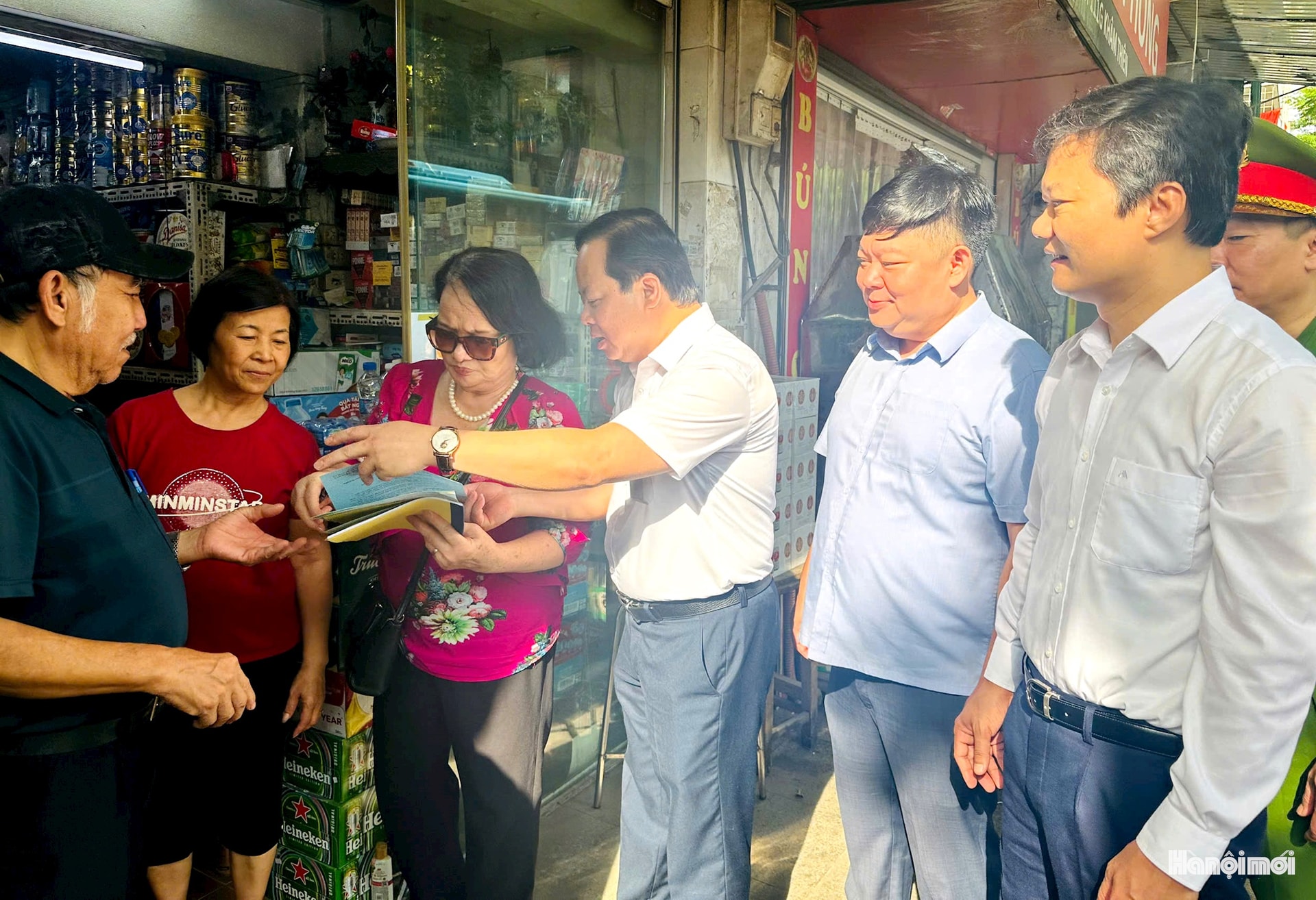 PHƯỜNG VĂN MIẾU- QUỐC TỬ GIÁM RA QUÂN CAO ĐIỂM TUYÊN TRUYỀN TRẬT TỰ VĂN MINH ĐÔ THỊ - Ảnh 3.