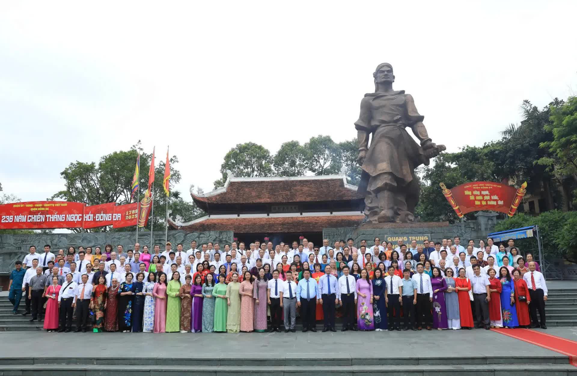 Hơn 200 cán bộ, đảng viên phường Đống Đa tham gia hoạt động giáo dục truyền thống- Ảnh 2.