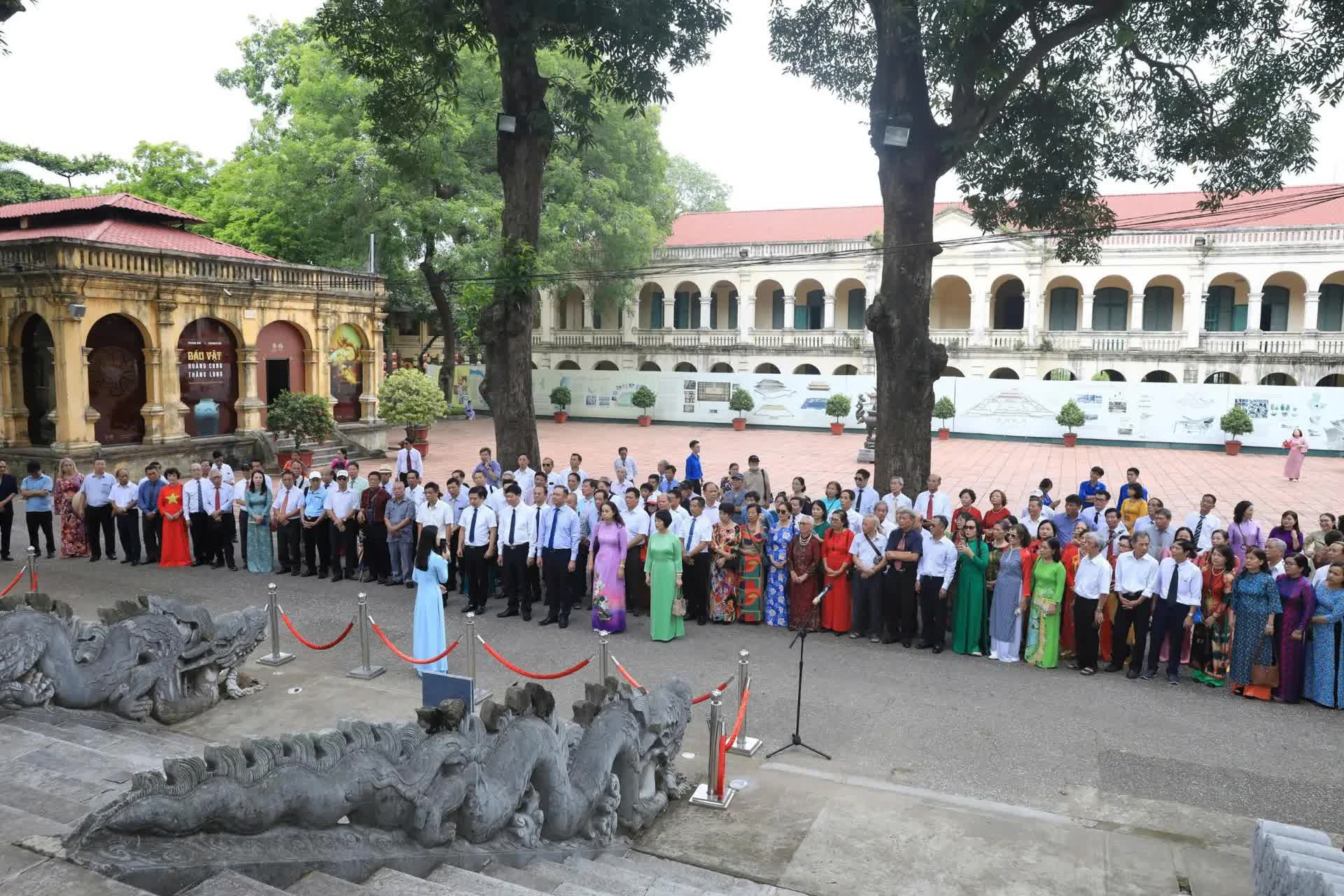 Hơn 200 cán bộ, đảng viên phường Đống Đa tham gia hoạt động giáo dục truyền thống- Ảnh 3.