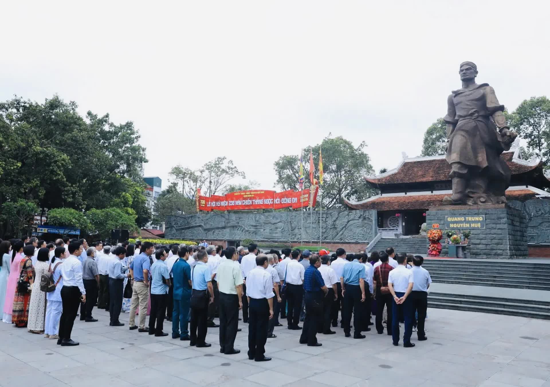 Hơn 200 cán bộ, đảng viên phường Đống Đa tham gia hoạt động giáo dục truyền thống- Ảnh 1.