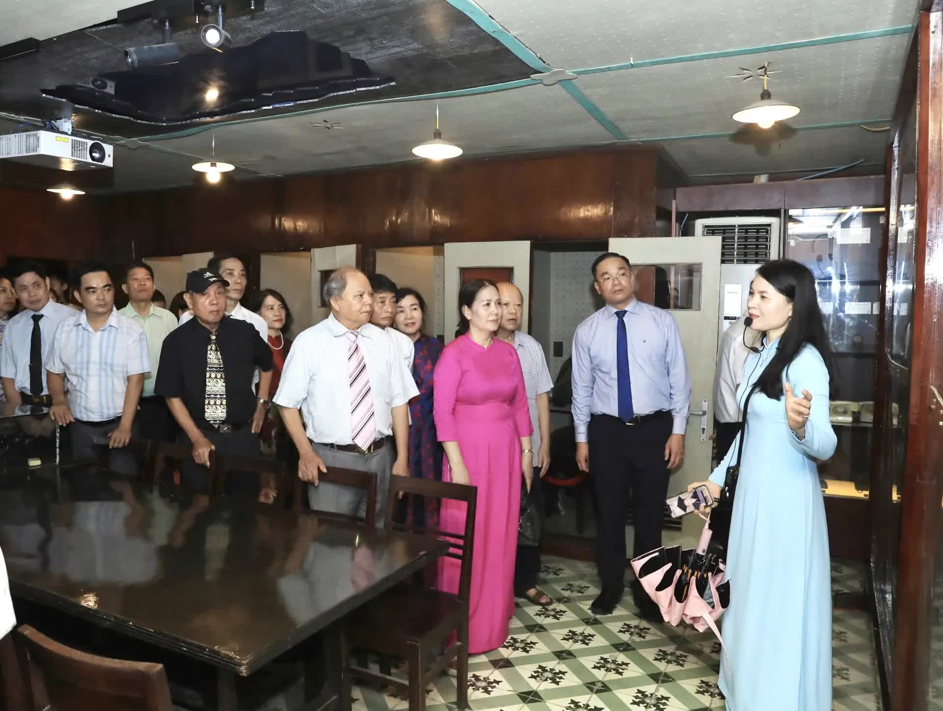 Hơn 200 cán bộ, đảng viên phường Đống Đa tham gia hoạt động giáo dục truyền thống- Ảnh 5.