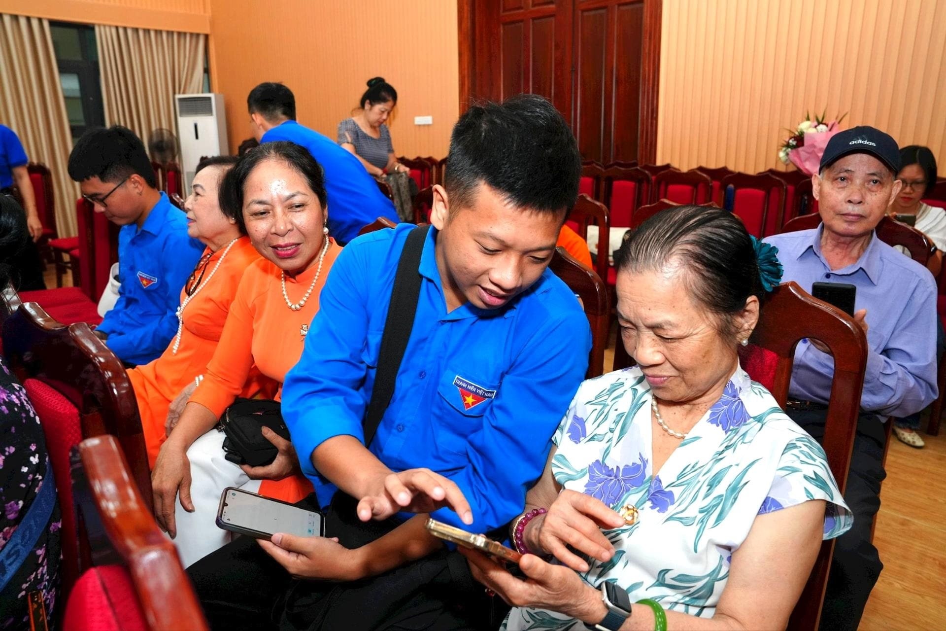 Hà Nội đẩy mạnh tuyên truyền Nghị quyết số 57-NQ/TW của Bộ Chính trị và Phong trào "Bình dân học vụ số"- Ảnh 2.