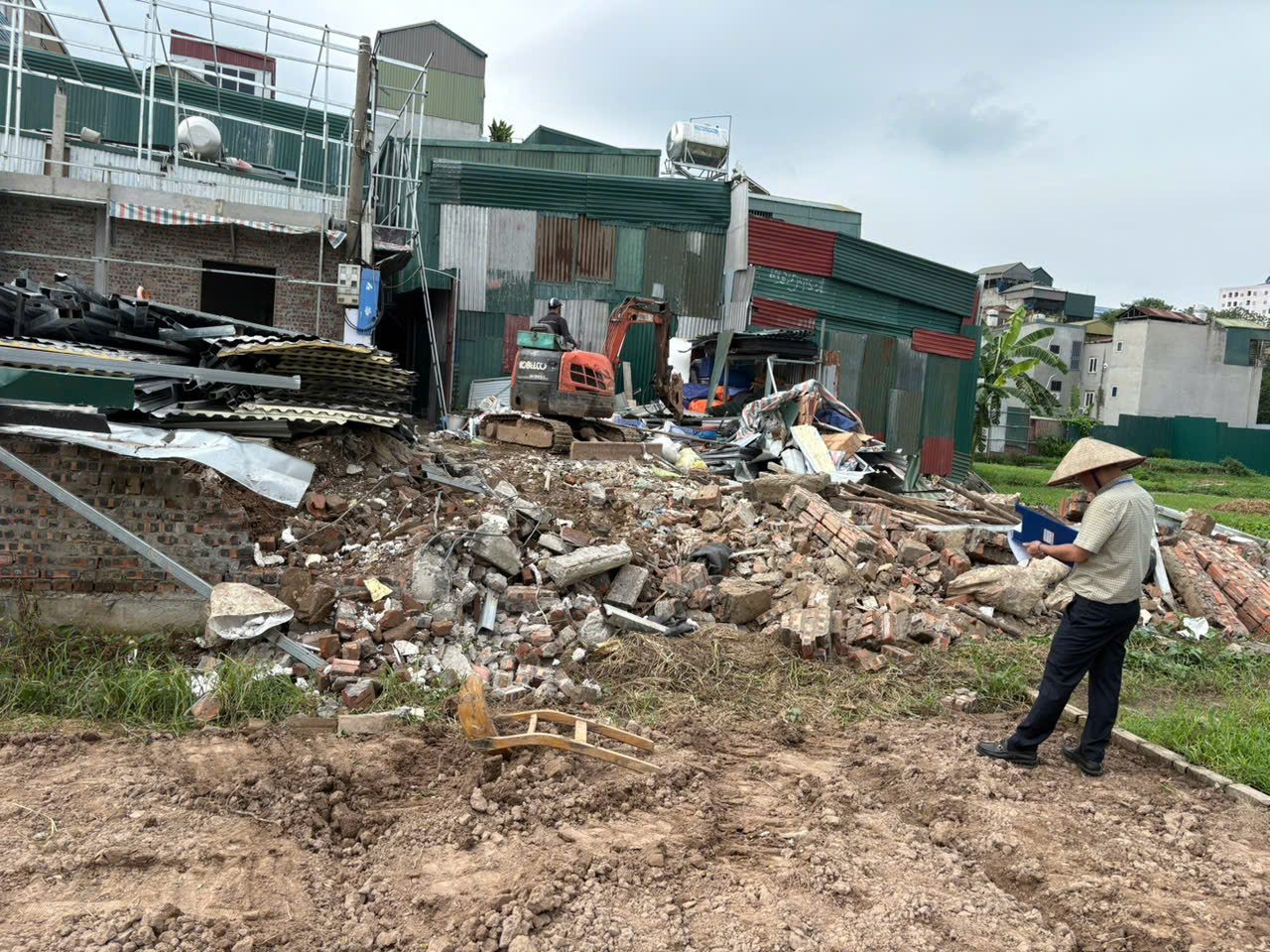 Phường Khương Đình tiếp tục ra quân xử lý vi phạm về trật tự xây dựng trên đất nông nghiệp- Ảnh 2.